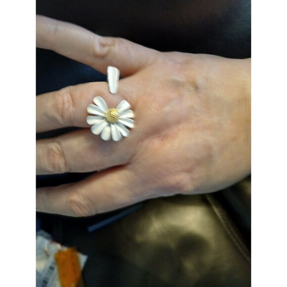 White Daisy Flower Open Ring Petal Adjustable Spring - Picture 2 of 7
